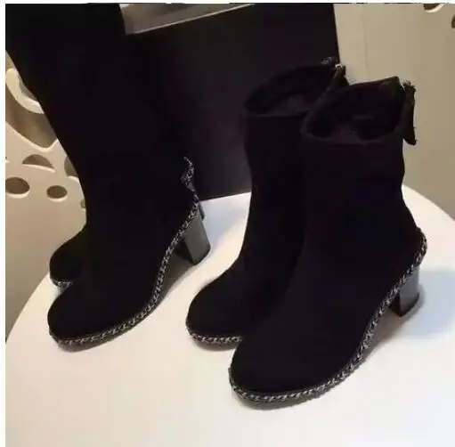 Женские сапоги с цепочками до колена на высоком квадратном каблуке зима 2022 |