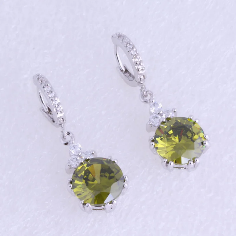 Женские серьги подвески серебряного цвета с блестящим зеленым и белым