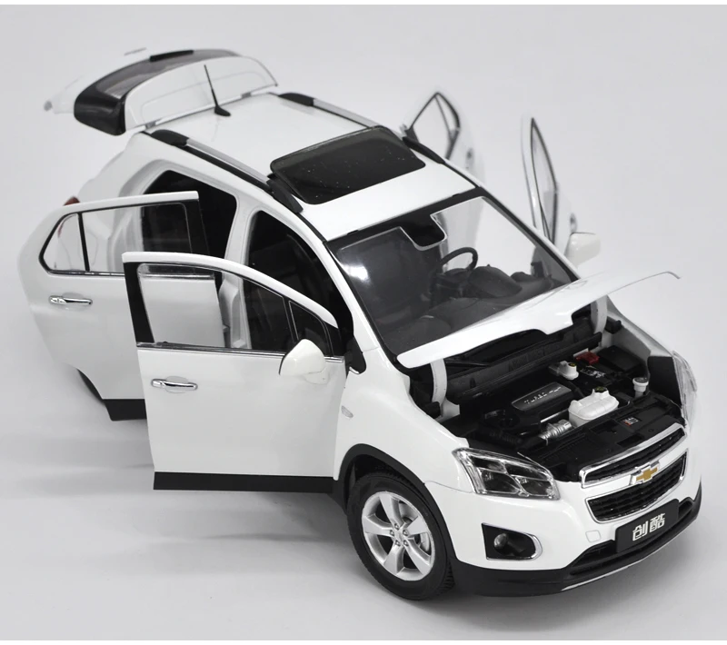 1:18 GM Cherolet Шевроле Тракс белый красный внедорожник сплава литья под давлением автомобилей модель SUV для взрослых подарки коллекции Оригинальная коробка