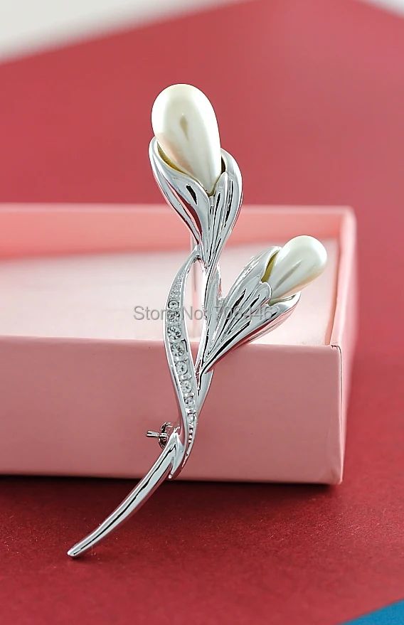 Элегантная металлическая брошь в виде цветка с кристаллами Стразы и жемчугом |