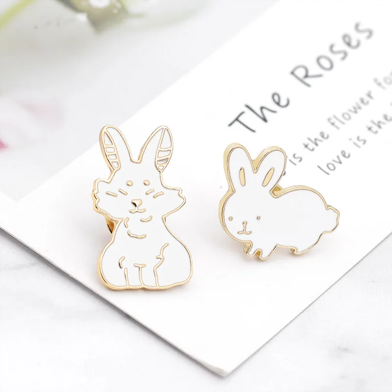 Белая брошка с кроликом из мультфильма эмалированная Женская и мужская сумка