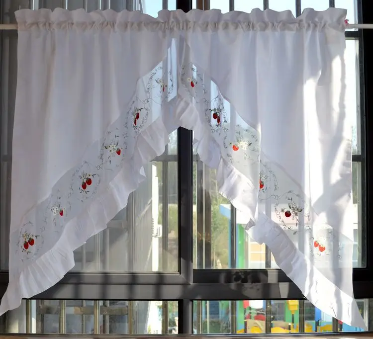 Декоративная занавеска с вышивкой клубники Короткая для кухни белая палочка