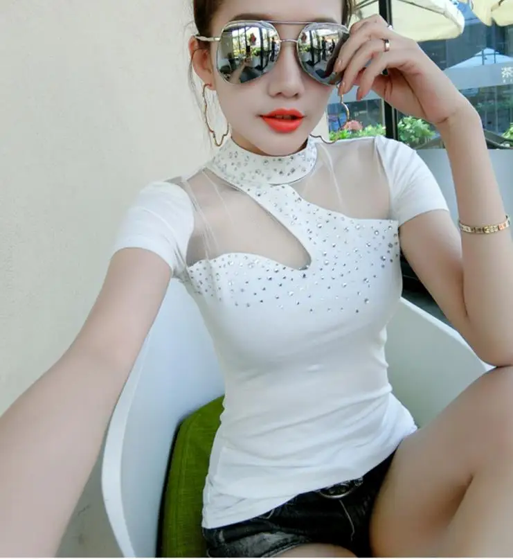 Женская сетчатая футболка с коротким рукавом круглым вырезом и стразами в стиле