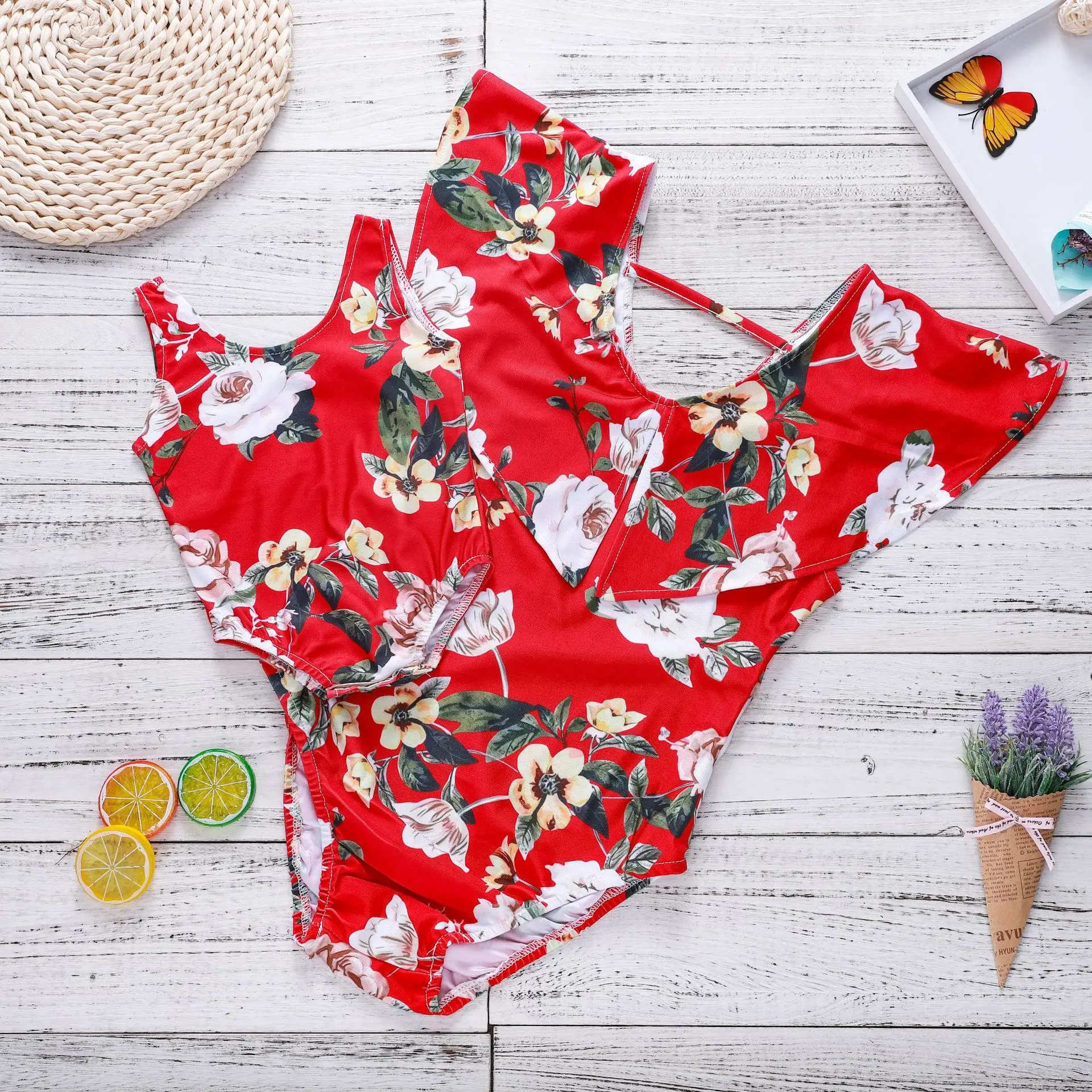 Одинаковые комплекты для мамы и дочки купальник взрослых монокини с цветочным