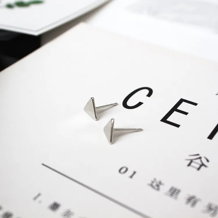 Мини серьги с треугольным принтом для женщин модные золотые/черные вращающиеся