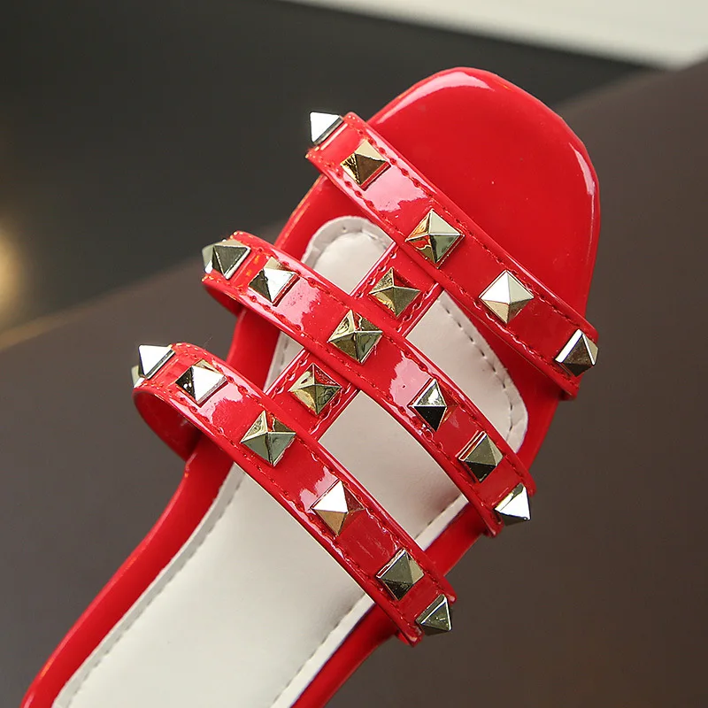 Летняя обувь для маленьких девочек Детские тапочки Мягкие с заклепками Модные