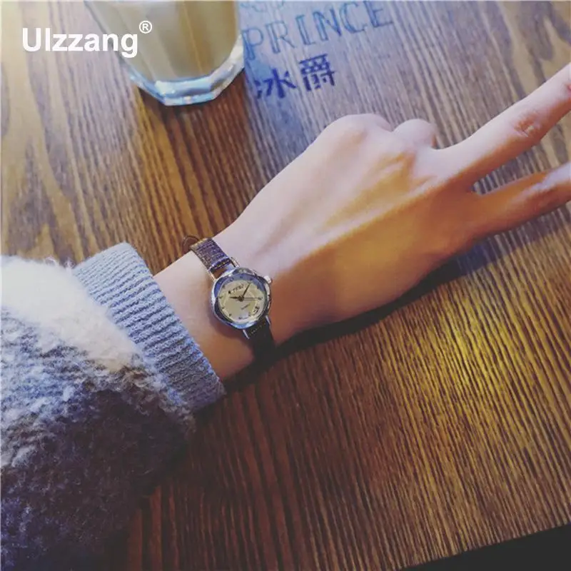 Часы на кожаном ремешке со стразами женские модные милые под платье наручные