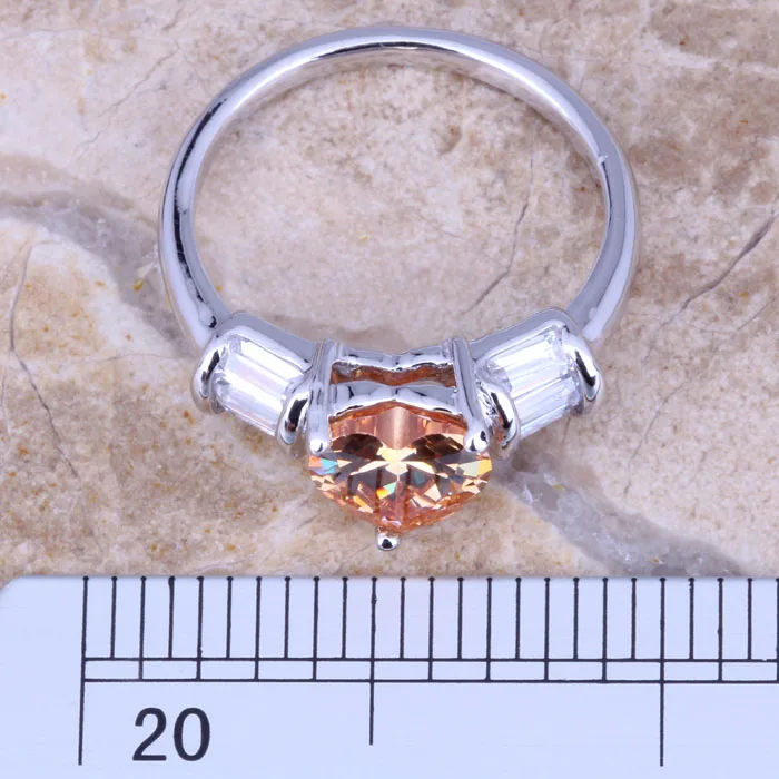 Женское серебряное кольцо с мерцающим коричневым морганитом и белым кубическим