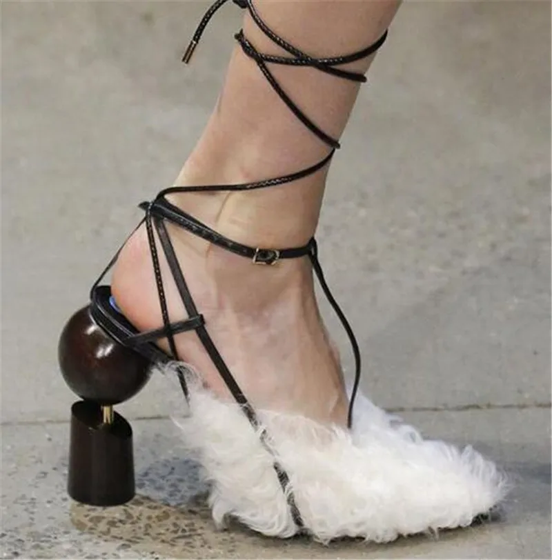 

Новый дизайн, женские модные туфли-лодочки с меховыми шариками и отверстиями, туфли на каблуке со шнуровкой, ремешками и перекрещивающимися на высоком каблуке, обувь на необычном каблуке, Классическая обувь