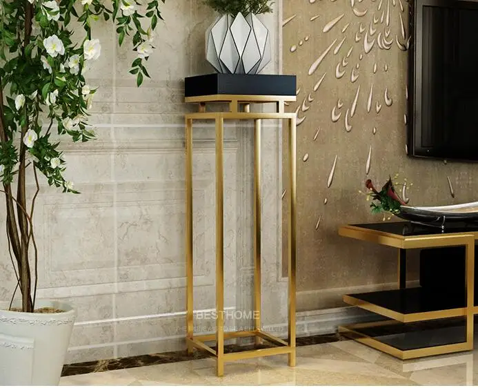Классическая позолоченная стойка из нержавеющей стали. Современная гостиная, украшенная растительным цветком
