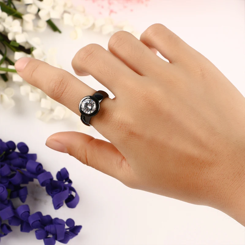 Кольца с большими кристаллами черные белые гладкие керамические кольца