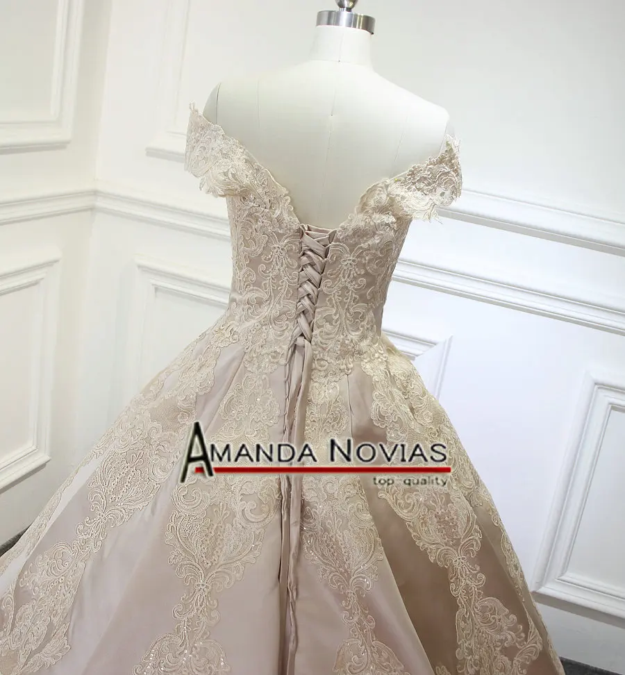 Свадебное платье с длинным шлейфом Amanda Novias реальные фотографии 2019 | Свадьбы и