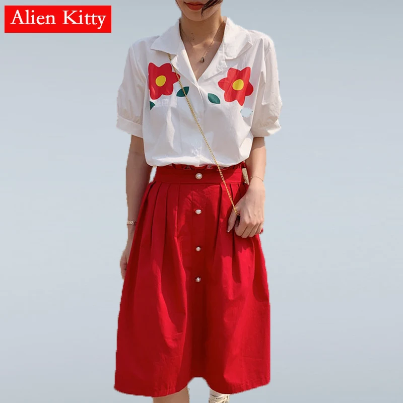 Комплект из двух предметов: белая рубашка с рукавами-фонариками и однотонными