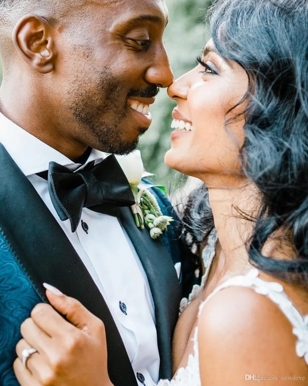 Женское свадебное платье с юбкой-годе кружевное на тонких бретельках без рукавов