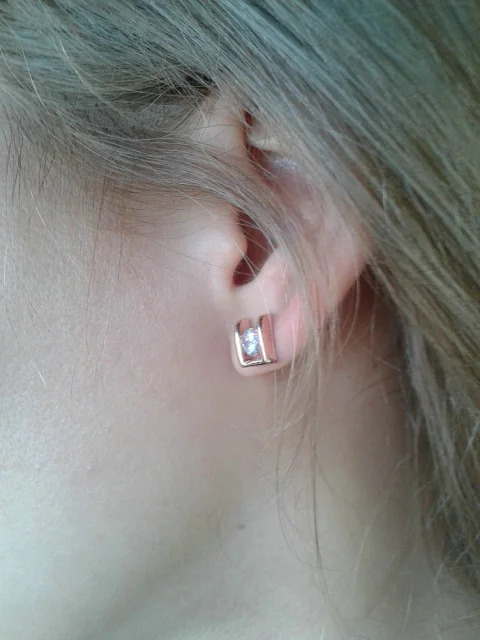 Женские серьги-гвоздики с фианитом цвета белое/розовое золото | Украшения и