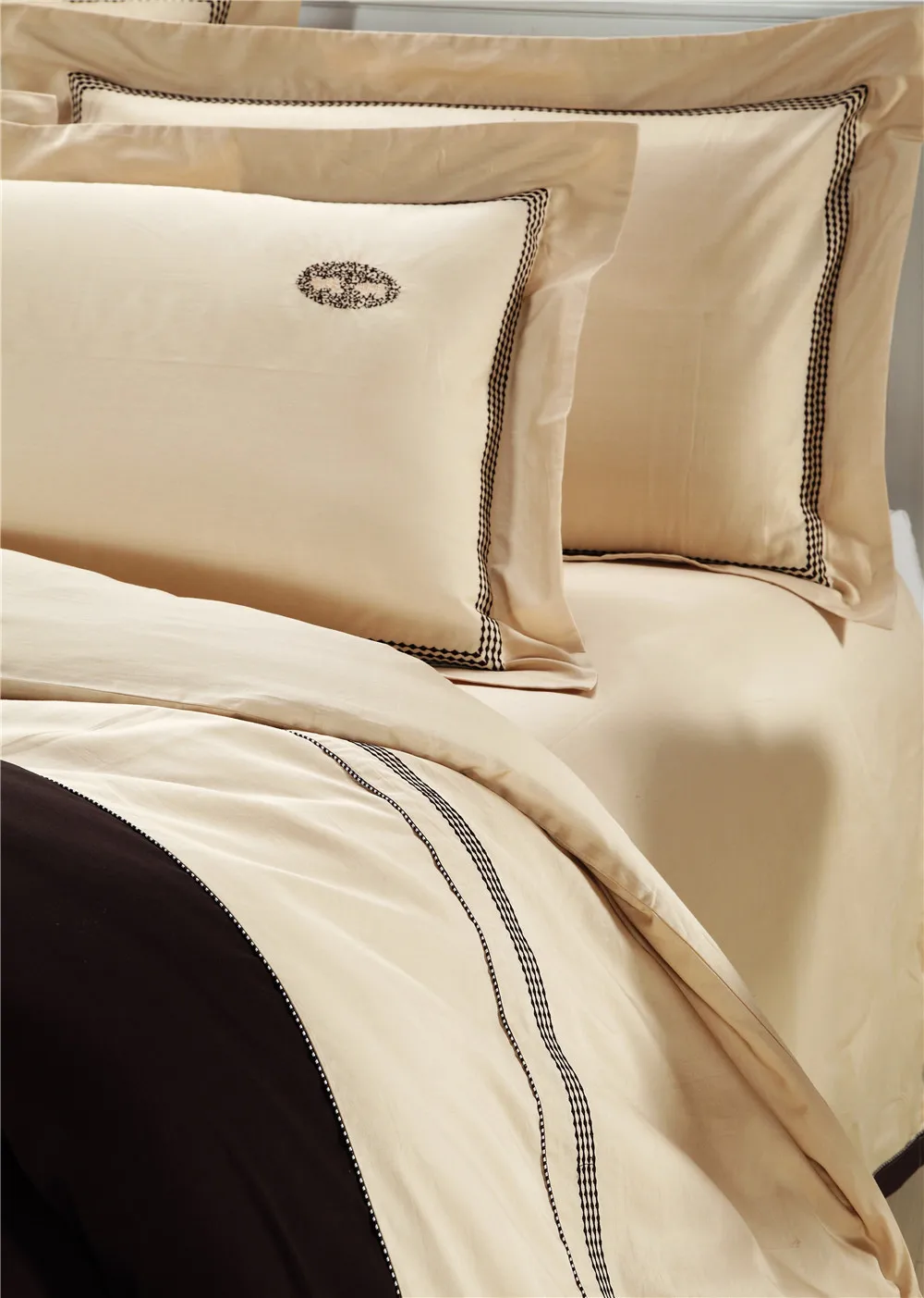 Комплект постельного белья из 100% хлопка с бежевой вышивкой пододеяльником