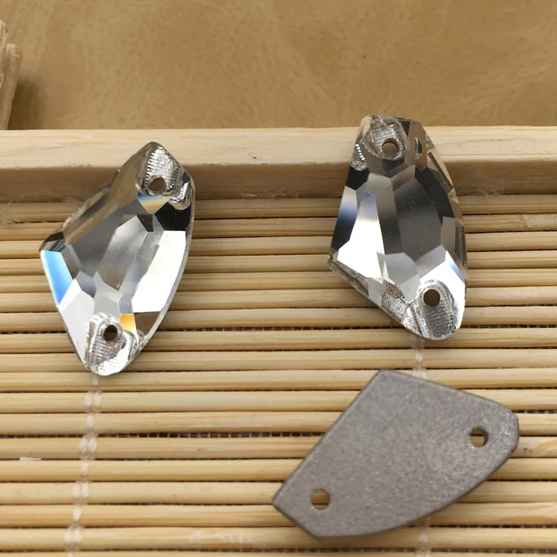 Белые плоские стеклянные кристаллы AX Форма пришивания Стразы с двумя