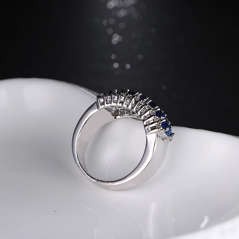 Изысканные женские ювелирные изделия круглой огранки белого синего цветов