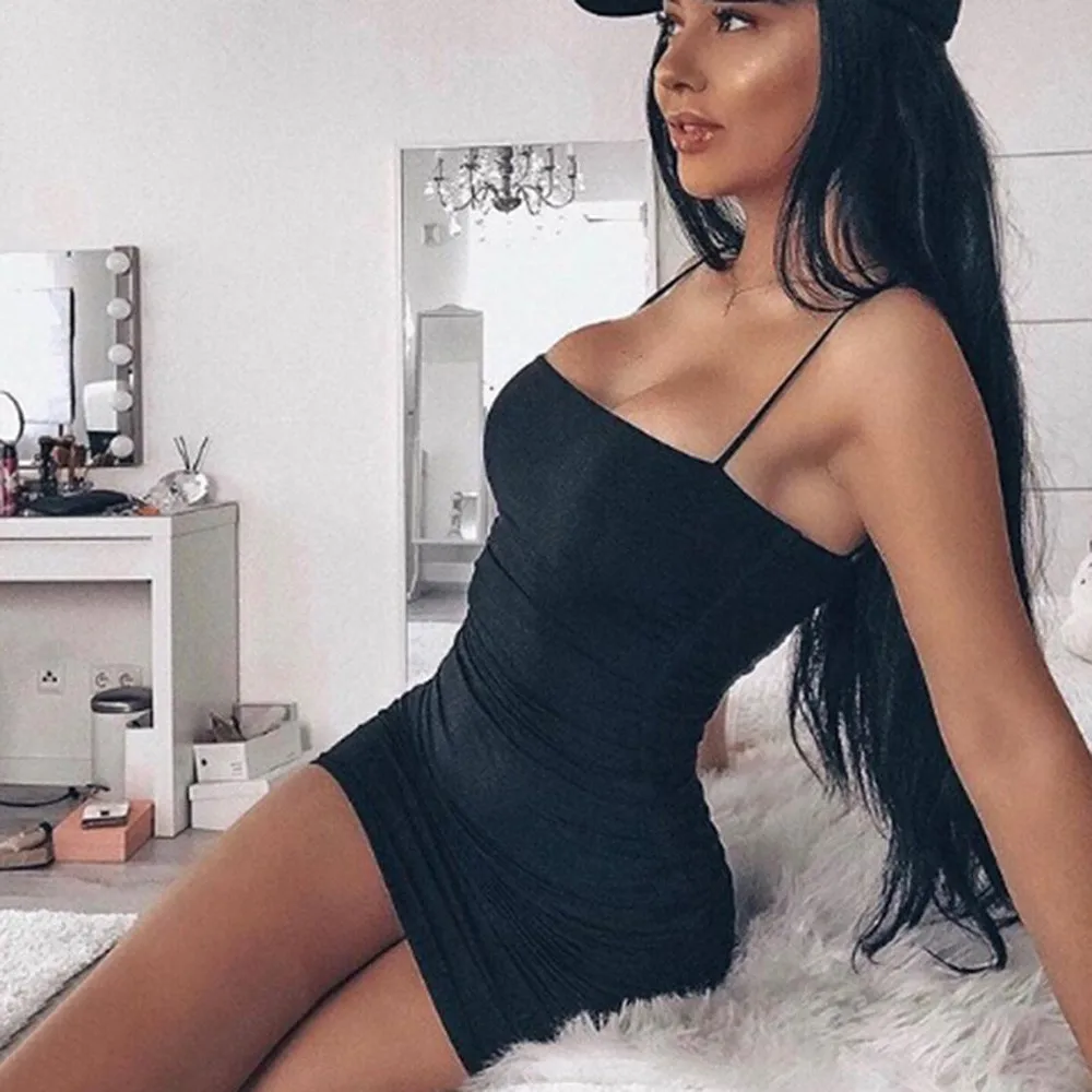 Женское облегающее платье миди на одно плечо с длинным рукавом и разрезом