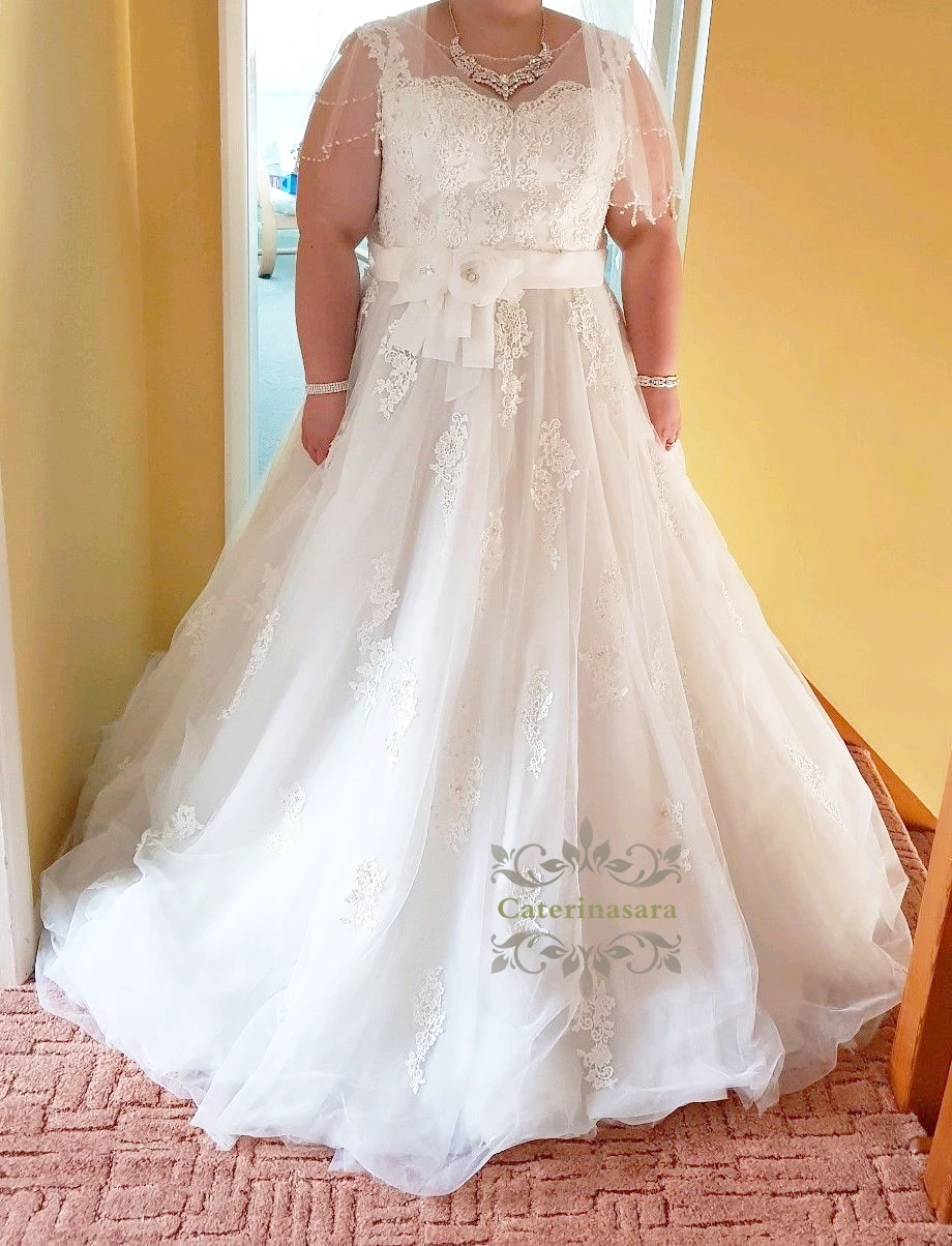 

Plus Size Ball Gown Wedding Dresses Lace Appliques Princess Bridal Dress Cap Sleeves Handmade Flowers with Sash Bride Gowns