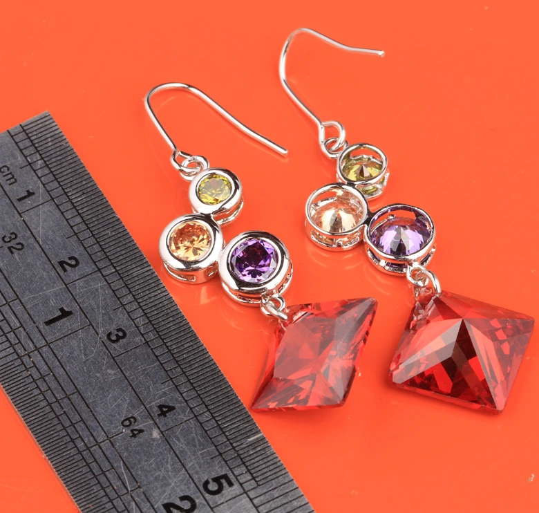 Разноцветные драгоценные камни многоцветные морганиты красные фиолетовые