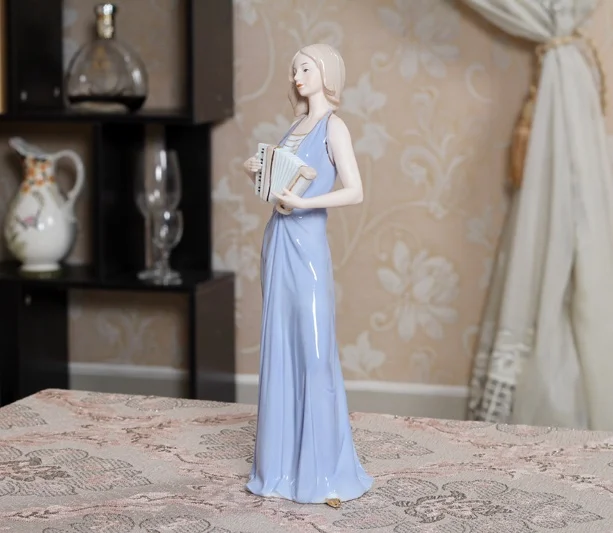 Керамическая женская скульптура аккордеон фарфоровая музыкальная фигура