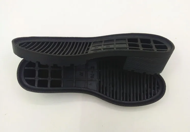 Женские ботинки на резиновой подошве с ремешком и нескользящей подошвой