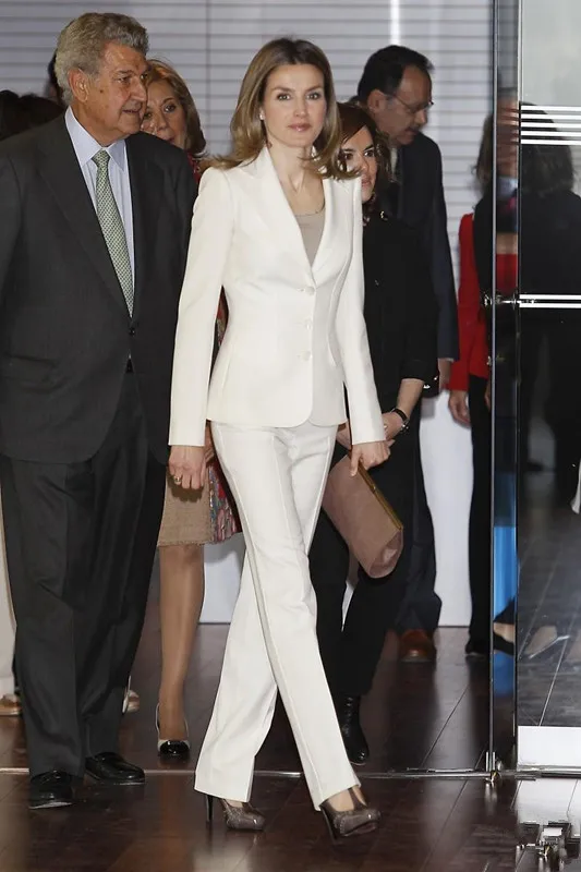 

Женские смокинги цвета слоновой кости, костюмы на заказ с острыми лацканами и тремя пуговицами, костюм из двух предметов