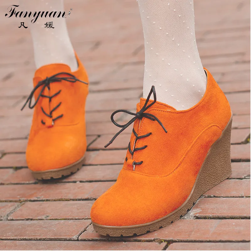 Новые женские ботинки на танкетке модные флоковые ботильоны высоком каблуке и