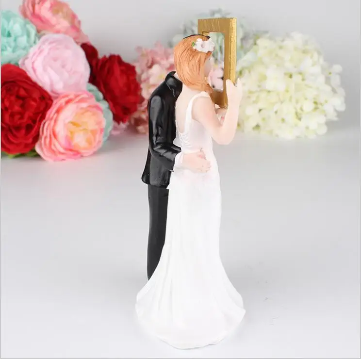 Бесплатная доставка: фоторамка для свадебного подарка, фигурка идеальной пары на свадебном тортике.