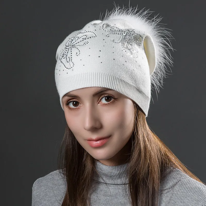 White POMPOM Подошва из толпы Для женщин кружевами и украшением в виде бабочки шляпы крашение меха енота помпонами Шапки женские зимние, вязаные, теплые шерстяная Осенняя шапка головные уборы skullies beanies - Цвет: White POMPOM