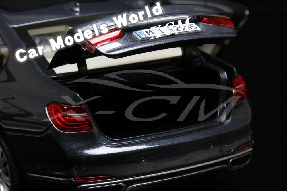 Литая модель автомобиля для всех новых 7 серий 750 Li 1:18(серый)+ маленький подарок