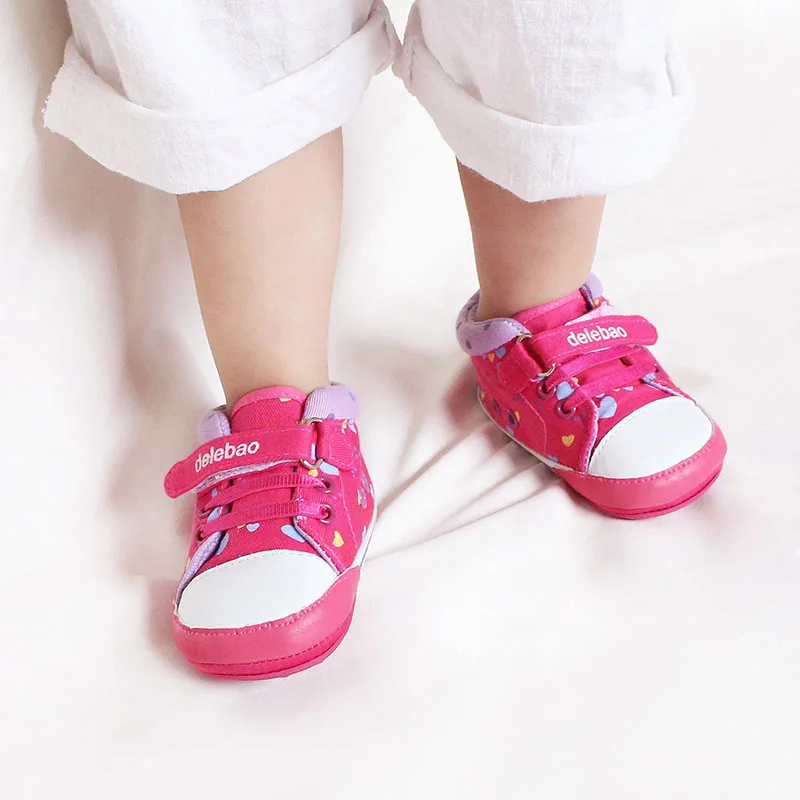 

Rubber Hook& Loop Buckle Cotton Fabric Heart-Shaped Baby Shoes Handmade High Quality Cute Babies Shoes Factory Price Wholesale