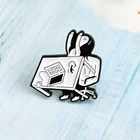 Креативная офисная брошь с изображением усталой девушки, беспокойство, злобная девушка, Поворот Стола, компьютер, кофе, эмаль, лацкан, булавка, куртки значок для рюкзака, подарок