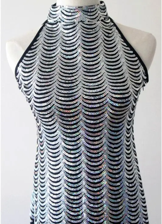 Женское платье хлопушка без рукавов с круглым вырезом и аппликацией в виде