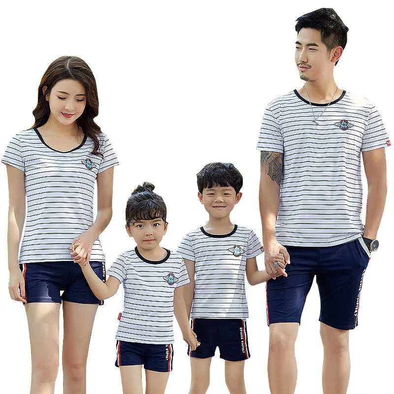 Футболки для матери, отца, детей, Одинаковая одежда для матери и сына, полосатые футболки с коротким рукавом, тройная семейная одежда для пар