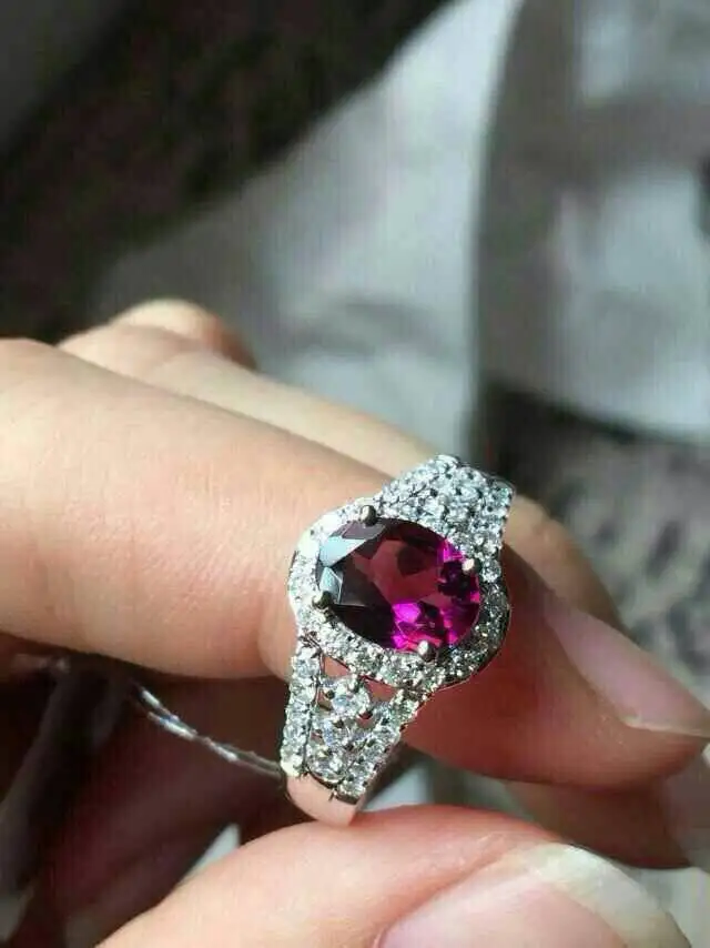 

Кольцо женское из серебра 925 пробы, с красным гранатом
