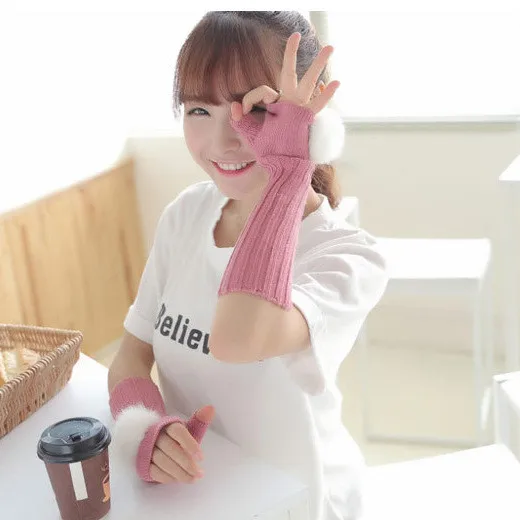 Женские вязаные перчатки однотонные пушистые средней длины теплые зимние без