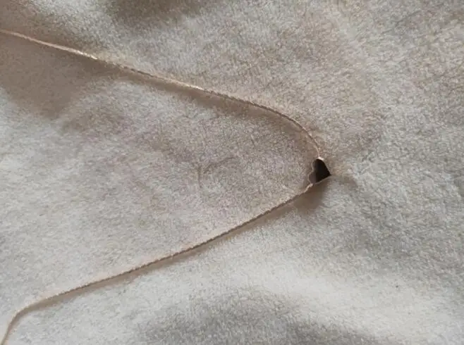 Женское ожерелье с подвеской трубой золотое маленьким персиковым сердцем в