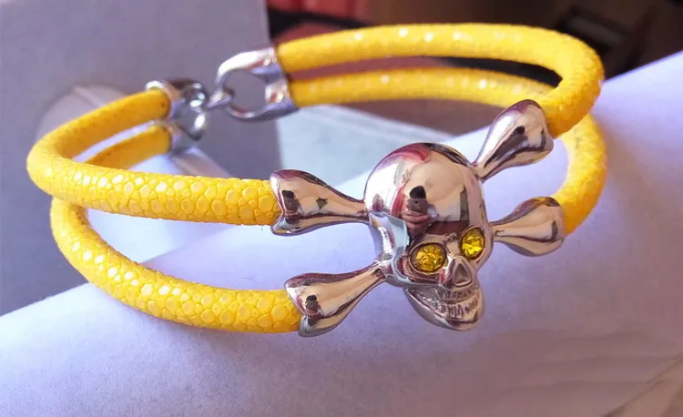 Мужской серебряный браслет из кожи ската ручной работы в подарочной коробке |