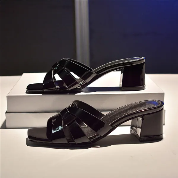 Black patent leather Модные женские шлепанцы с открытым носком и вырезами; классическая женская обувь из натуральной кожи на квадратном каблуке; элегантная верхняя одежда - Цвет: Black patent leather