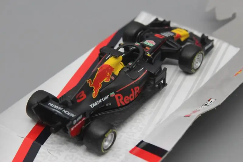 Модель гоночного автомобиля № 3 BBURAGO 1:43 2018 Red Bull RB14 Даниэль Риккардо в