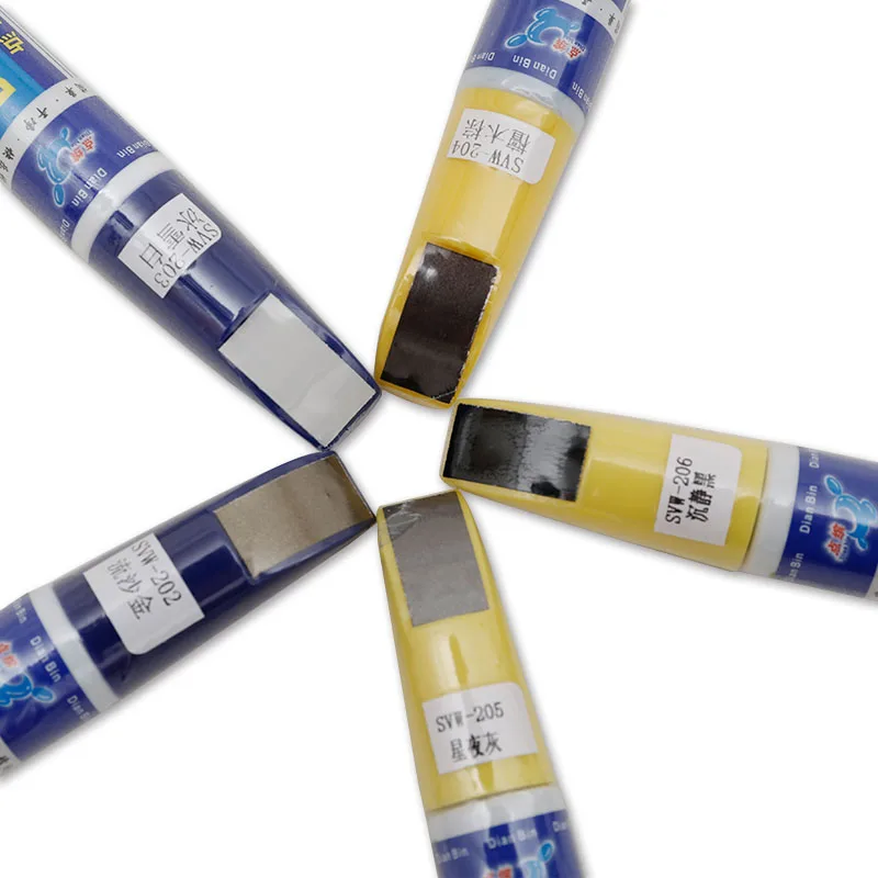 Цветное средство для ухода за лакокрасочным покрытием автомобиля удаления