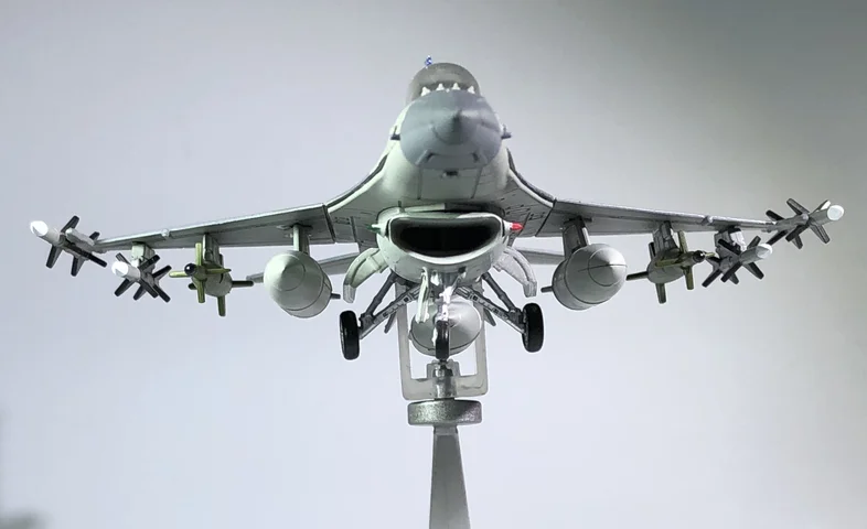 WLTK 1/72 масштаб военная модель игрушки RSAF F 16D боец Сокол литой металлический
