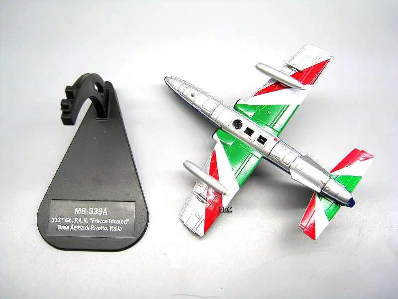 Италия MB 339A P.A.N. 1/100 литье под давлением модель самолета ITALERI |