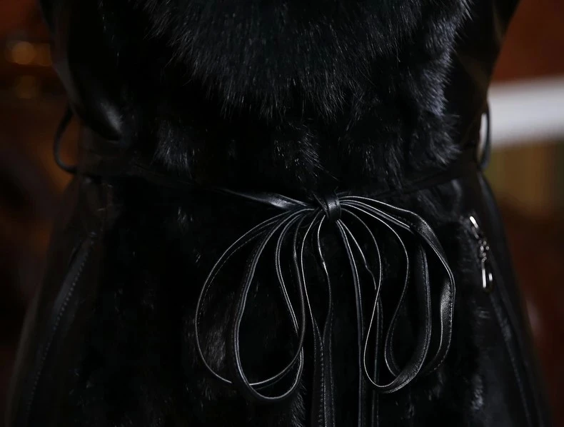 Женское верхнее пальто с искусственным мехом медиум-длинное, имитация норки с отделкой из кожзама с лисьим мехом.