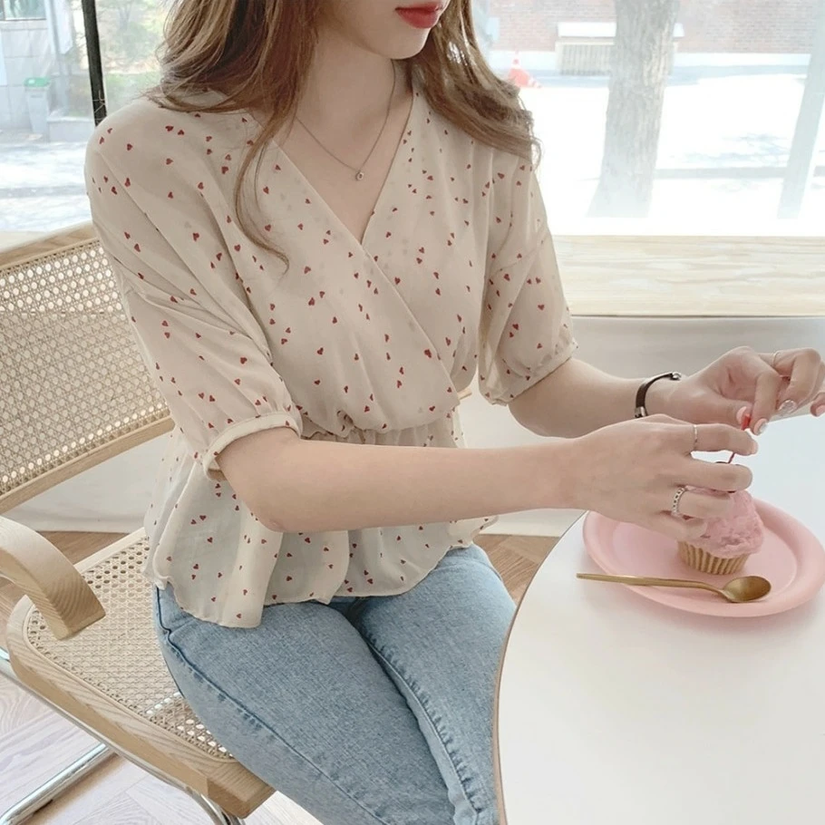 Женская блузка с V образным вырезом оборками и баской в горошек|Блузки| |