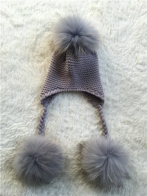 Light grey match fur Детские зимние шапки из натурального меха для девочек, натуральная меховая шапка с вязаным помпоном, детская шапка из меха енота с помпонами, вязаные детские шапки - Цвет: Light grey match fur