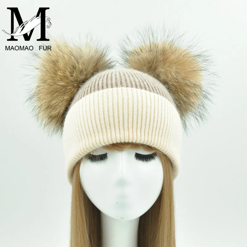 Зимняя шапка из натурального меха с большим мехом енота двумя помпонами для