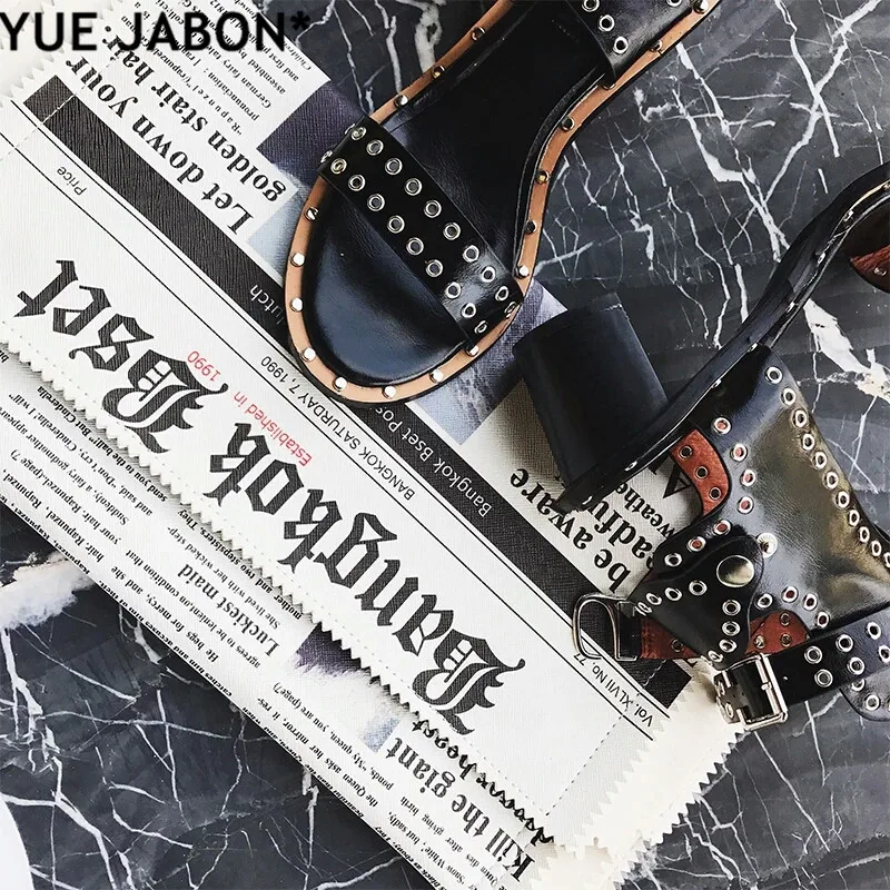 Yue jabon/недорогие сандалии-гладиаторы в уличном стиле с пряжкой на ремешке; женские римские сандалии с заклепками и открытым носком; повседневные сандалии с ремешком на щиколотке